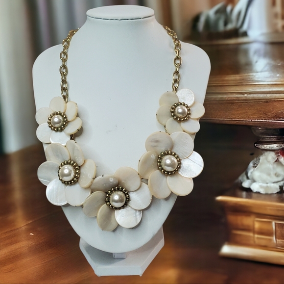 Kate Spade Garden Party Pearl Flower Lucite Necklace - Picture 2 of 5
